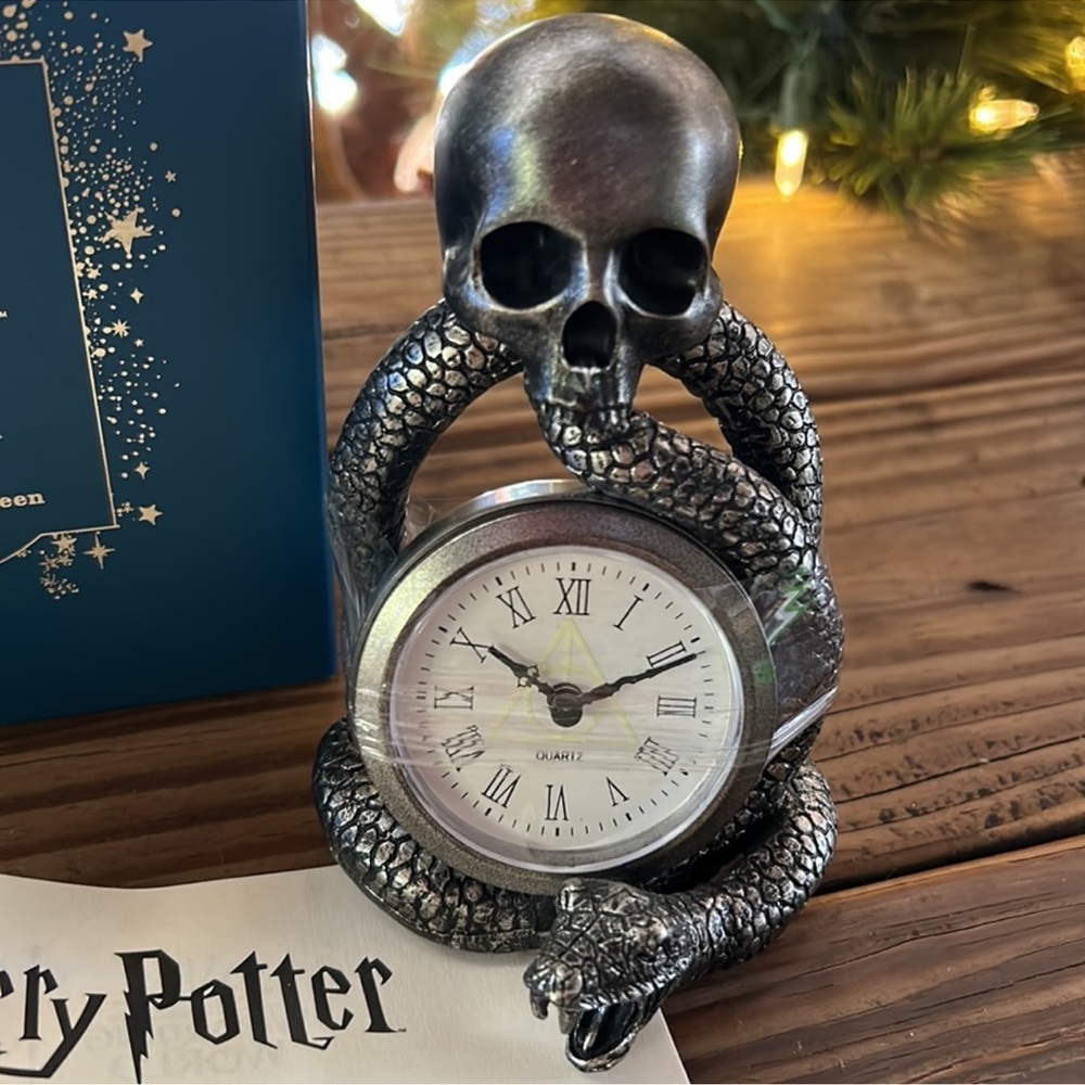 NWT HARRY POTTER GLOW IN THE DARK CLOCK💗💗💗SOLD OUT💗PRICE FIRM💗